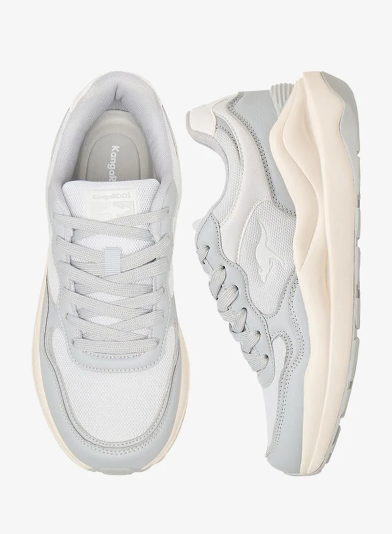 كانغاروس حذاء رياضي نسائي برباط وتفاصيل متباينة