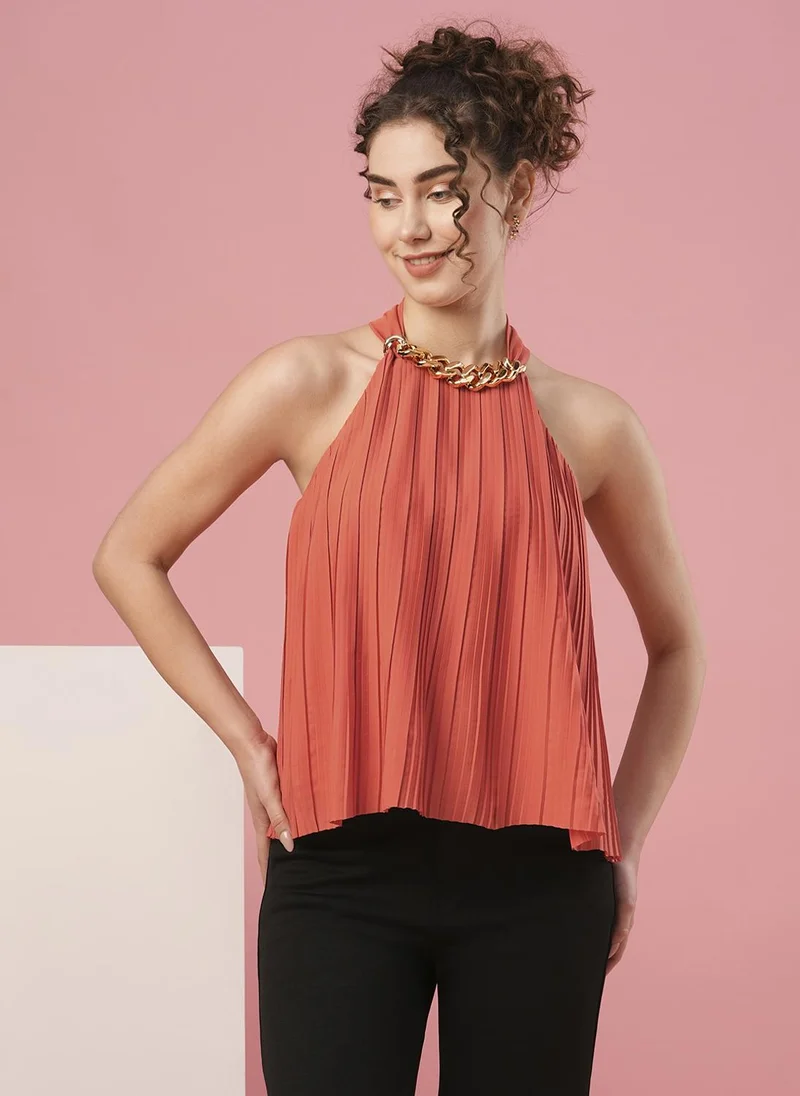 جلو باص بلوزة نسائية بياقة هالتر وكسرات أكورديون من الكريب بلون الصدأ