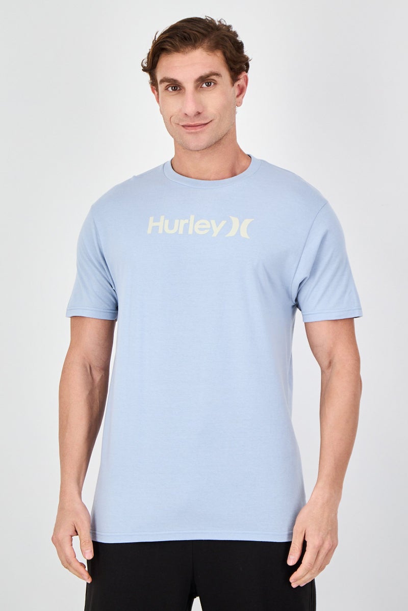 Hurley تي شيرت رياضي للرجال بقصة ضيقة وأكمام قصيرة للأنشطة الخارجية، أزرق فاتح - Image 1
