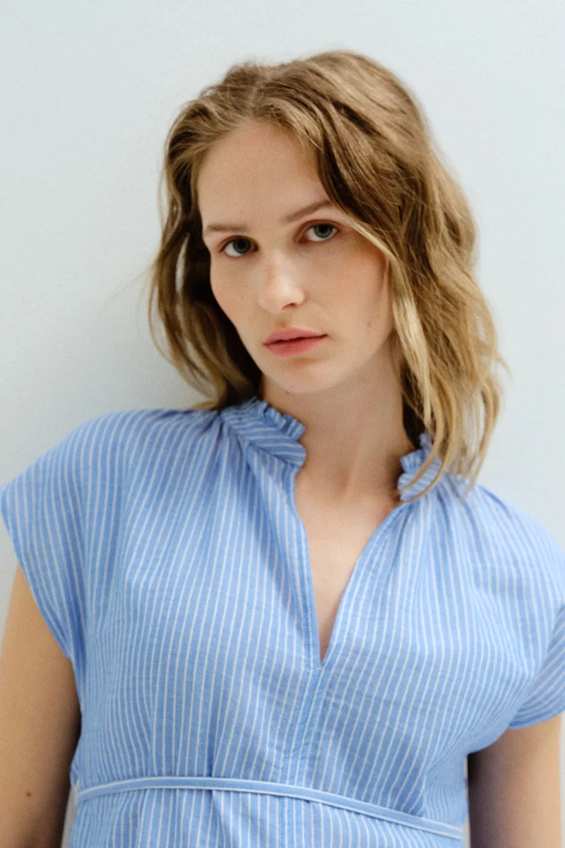 اتش اند ام بلوزة من قطن موسلين برباط من تشكيلة ماما