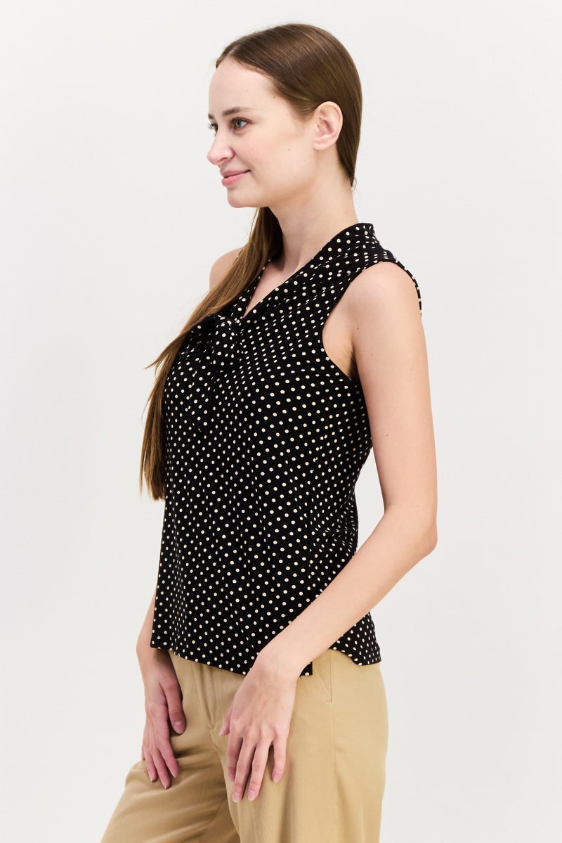 ANNE KLEIN بلوزة بدون أكمام بنقشة بولكا دوتس للنساء مع رباط حول العنق، أسود/أبيض - Image 2