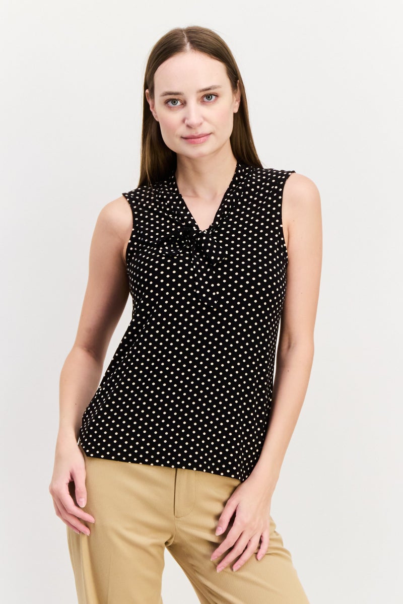 ANNE KLEIN بلوزة بدون أكمام بنقشة بولكا دوتس للنساء مع رباط حول العنق، أسود/أبيض - Image 1
