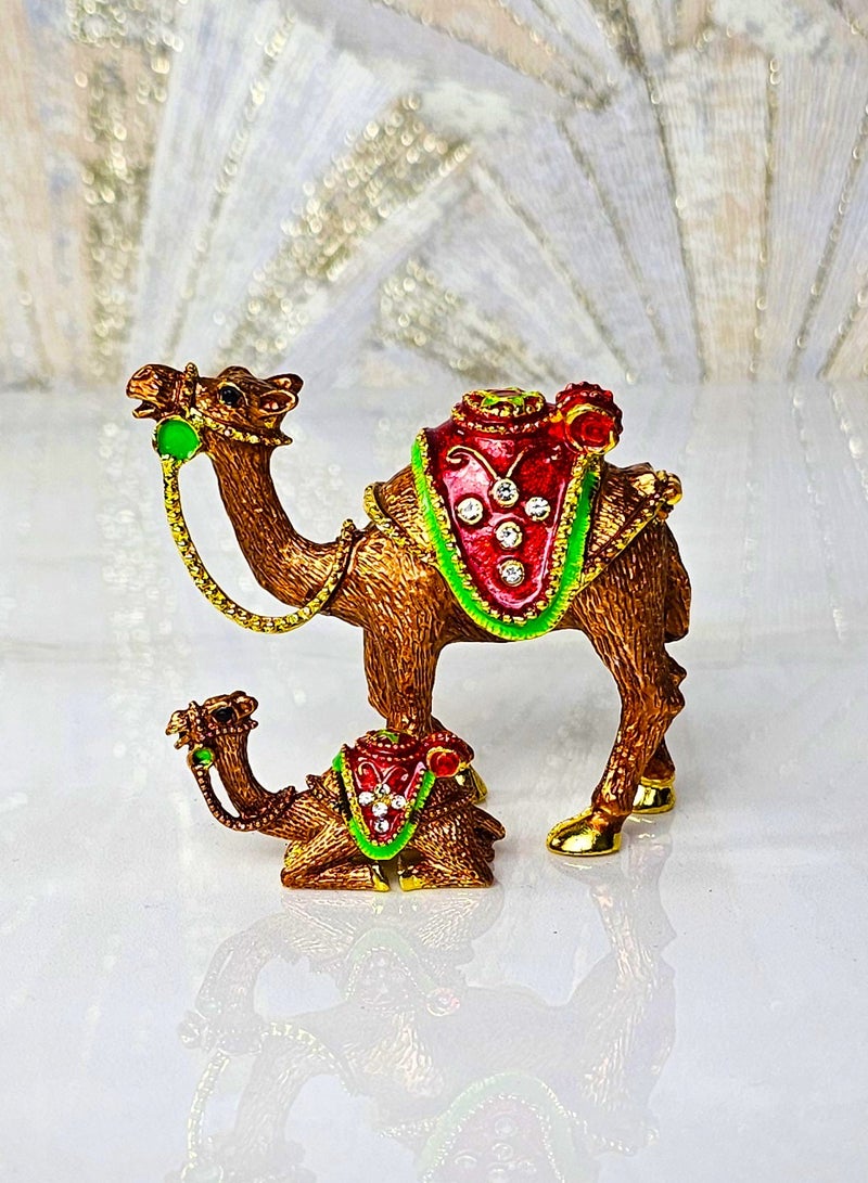 سوق الهدايا التذكارية قطعة ديكور جمل دبي فاخرة مصنوعة من سبيكة الزنك المتينة، مع تفاصيل مرسومة يدويًا وترصيع أحجار يدوي. تصميم أنيق يجمع الجمل مع صغيره معًا، مثالية كتذكار من الإمارات أو ديكور منزلي أو هدية مميزة. - Image 1