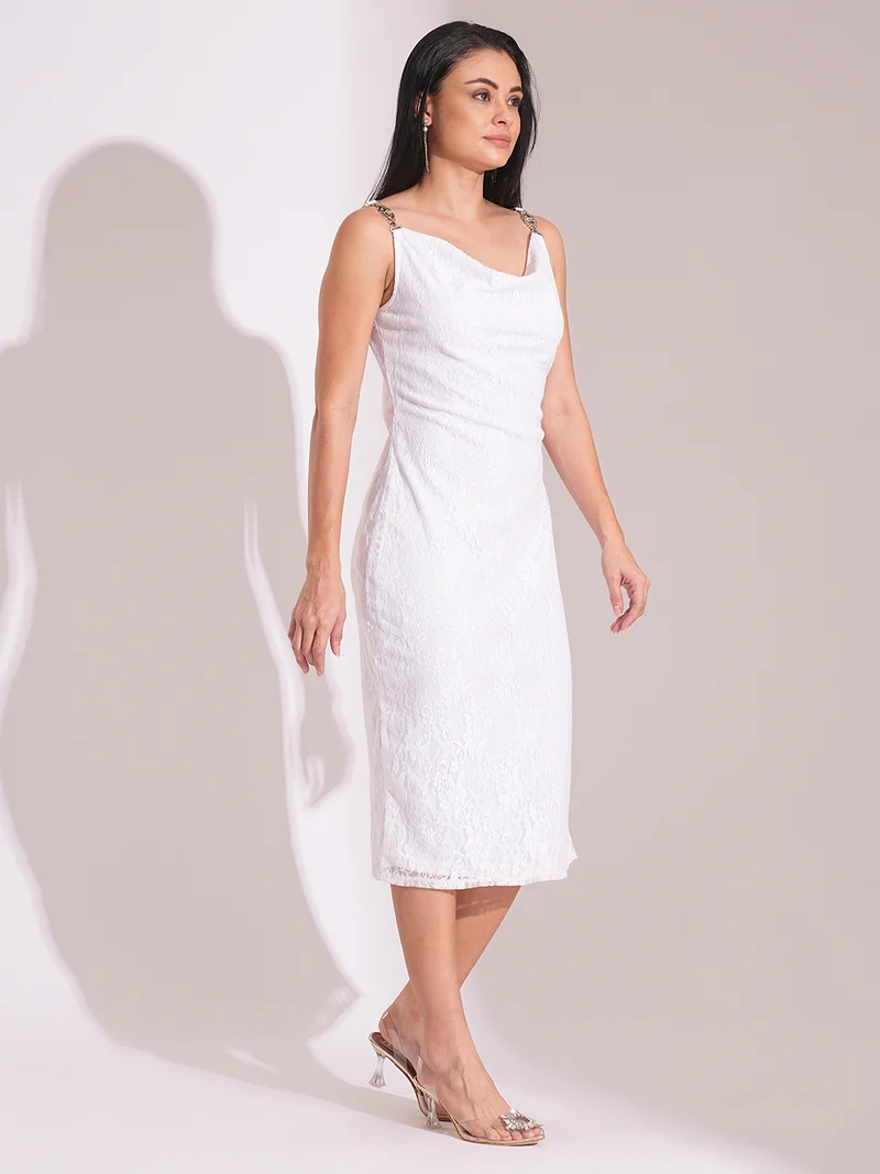 جلو باص فستان ميدي نسائي بياقة ملتفة وأشرطة كتف من جلوبس