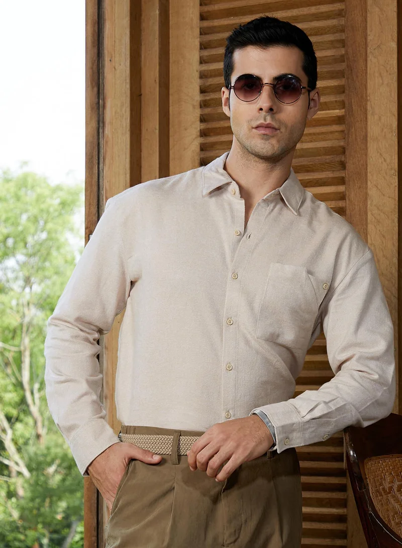 كامبوس سوترا قميص كامبس سوترا رجالي بيج سولت بوكس كاجوال بياقة سبيد وأكمام طويلة بأزرار