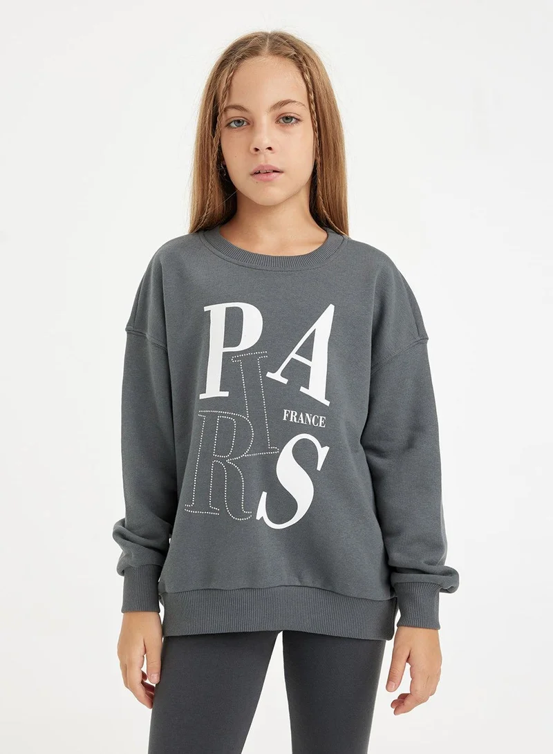 ديفاكتو سويت شيرت واسع بطبعة شعار باللون الأنثراسيت