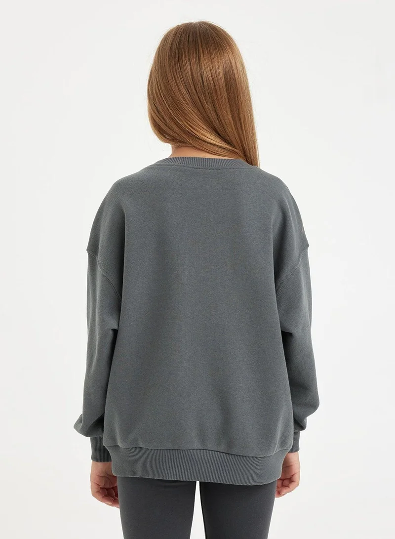 ديفاكتو سويت شيرت واسع بطبعة شعار باللون الأنثراسيت