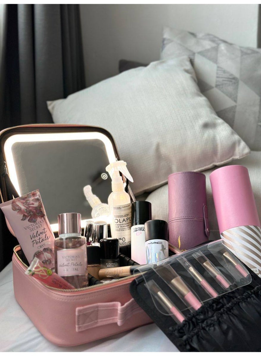Makeup bag with a powerful LED mirror Illuminates every detail of your makeup, even in dim lighting! 3 different lights Very practical interior design So everything stays in its place: lipstick, foundation, palette, brushes... everything is neatly organized. Elegant style and travel-friendly. Lightweight, well-closed, and chic in pink and black.