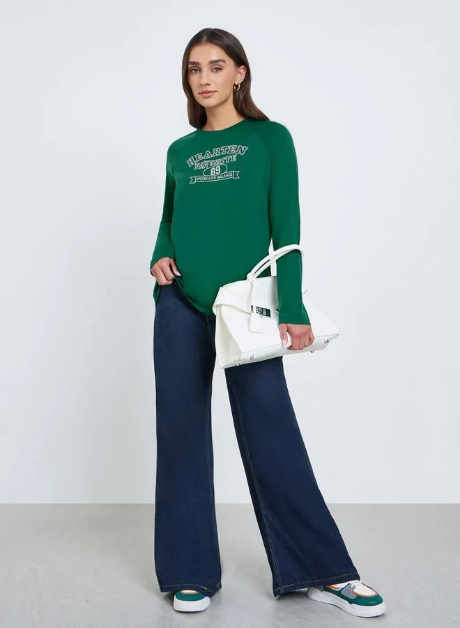 ستايلي تيشيرت بطبعة كتابة وأكمام ريجلان