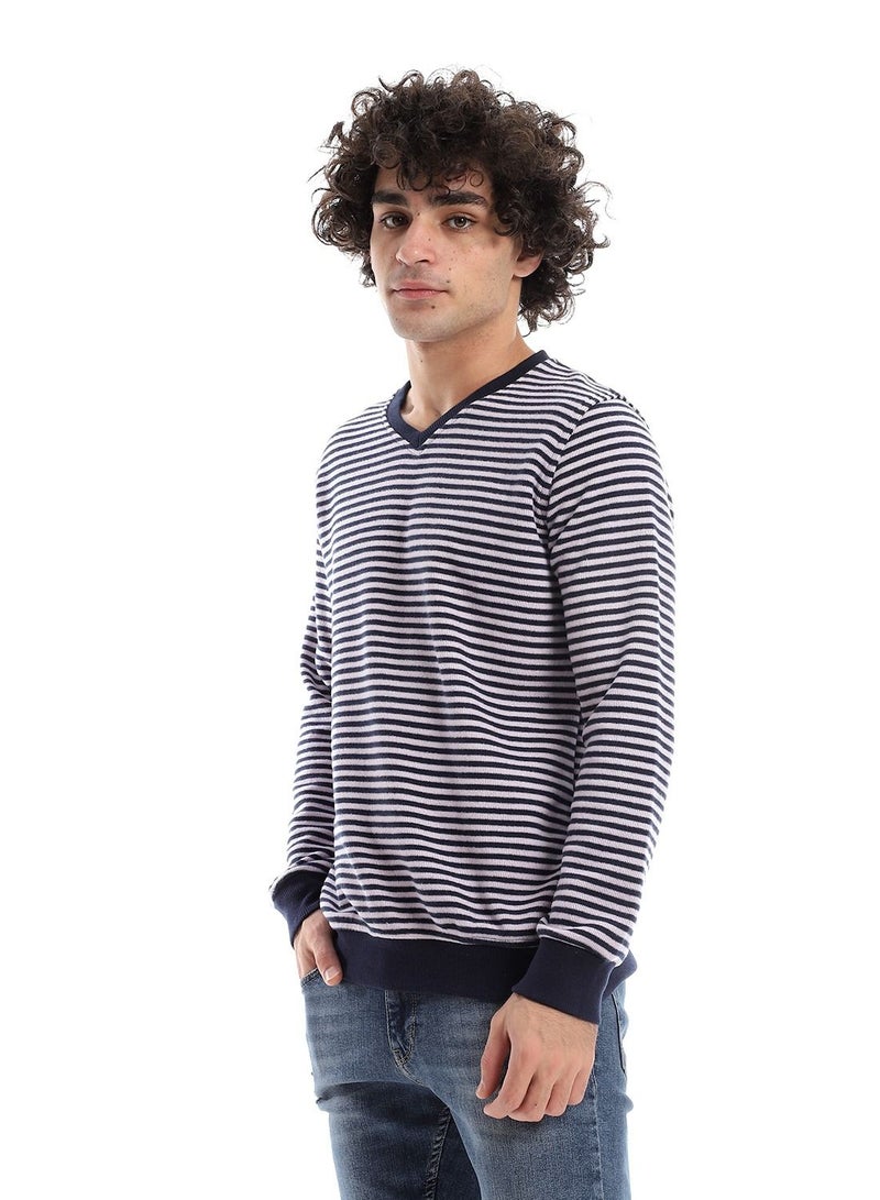 سيزار سويت شيرت رجالي مقلم برقبة علي شكل سبعة - Image 2