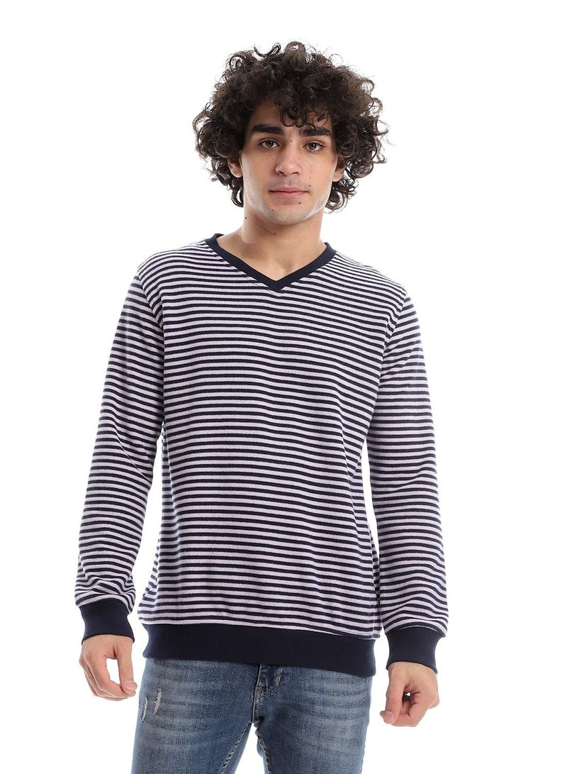 سيزار سويت شيرت رجالي مقلم برقبة علي شكل سبعة - Image 1