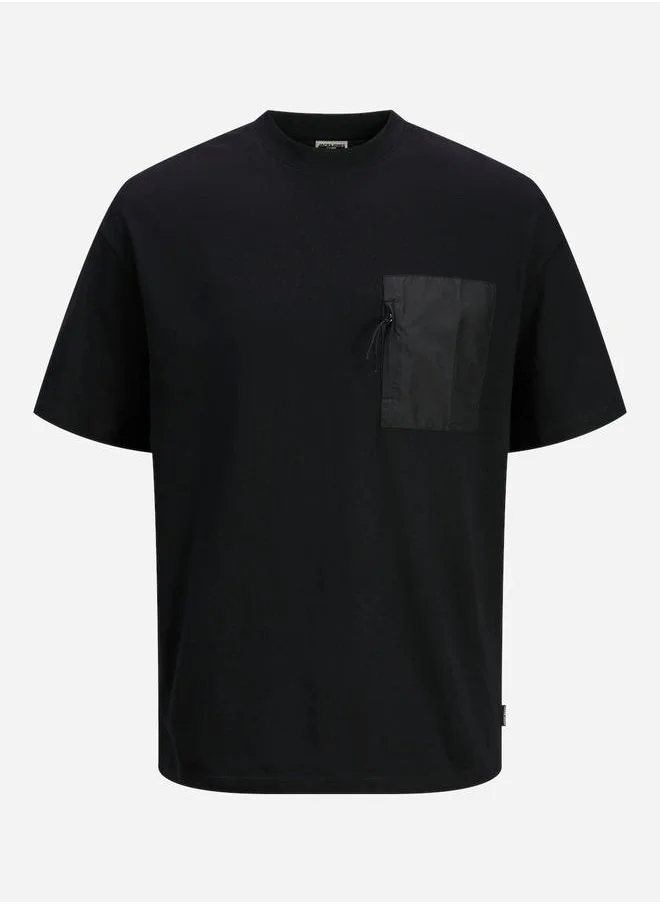 JACK & JONES Solid Zip Pocket Detail Crew Neck T-Shirt