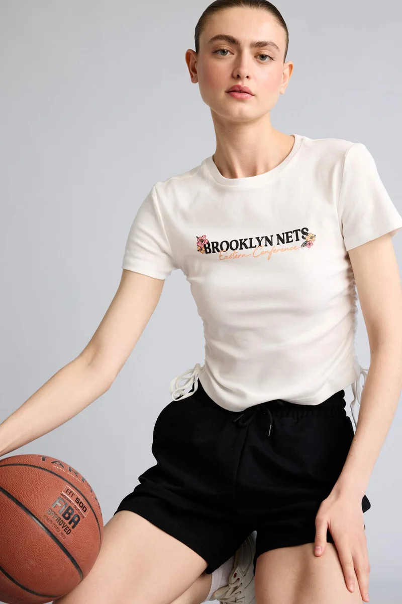 ديفاكتو Brooklyn Nets Licensed Slim Fit Crew Neck Ribana Short Sleeve T-Shirt