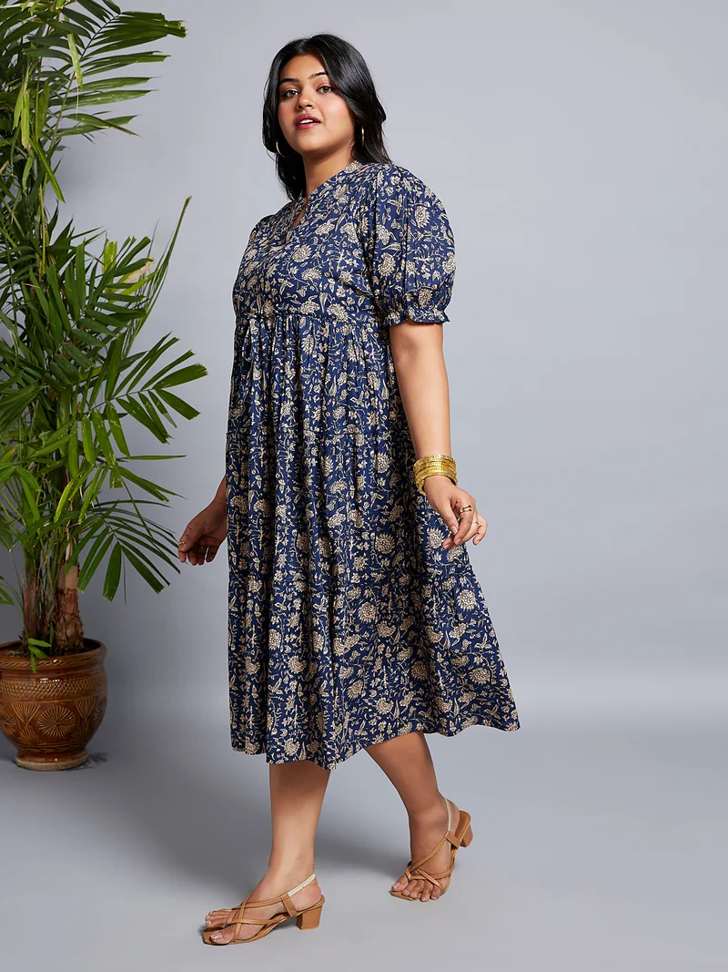 جلو باص فستان ميدي مقاس كبير نسائي بياقة ماندرين وأكمام منتفخة وطبعة زهور بخط