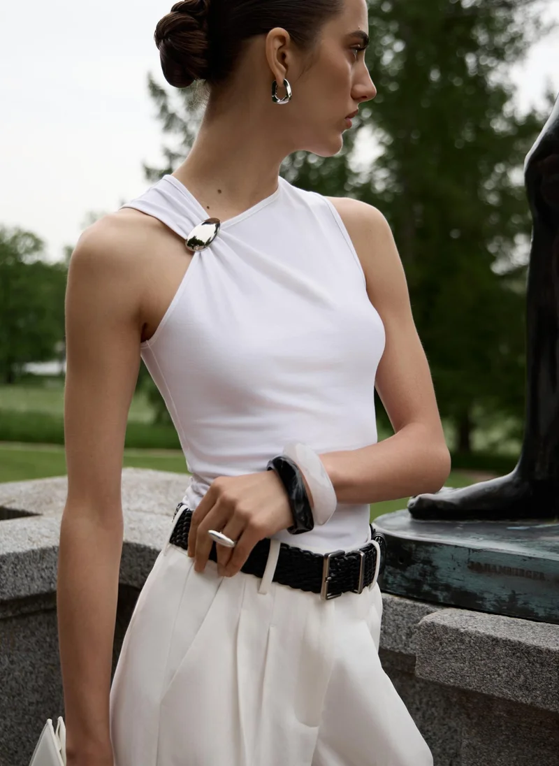 ليتشي توب بأشرطة غير متماثلة وزخارف معدنية