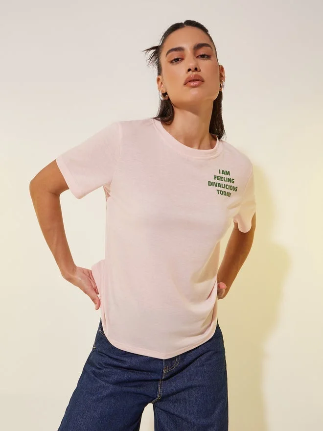 تايك تو تيشيرت بياقة دائرية وطبعة شعار