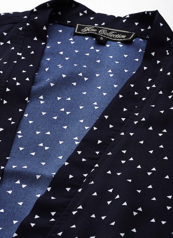 Rue Collection سترة طويلة مطبوعة باللونين الأزرق الداكن والأبيض للنساء - Image 2