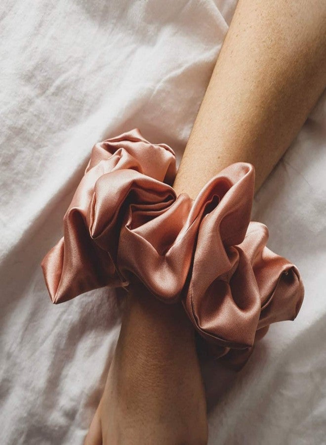 اي اب تاون شيك ربطات شعر ساتان كبيرة الحجم من Iuptown Chic للنساء والفتيات، تمنع تجعد الشعر، ربطة شعر للنوم، ربطات مطاطية كبيرة لربط ذيل الحصان والكعكة، ربطات شعر ساتان لمنع التقصف (رملي) - Image 5