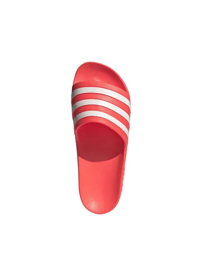 adidas أديليت أكوا صنادل رياضية حمراء/شباشب 4