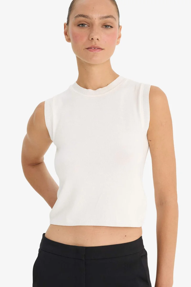 ديفاكتو Slim Fit Knitwear Crew Neck Tank Top