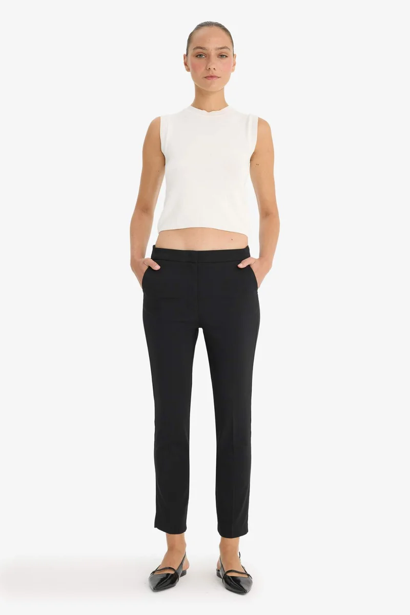 ديفاكتو Slim Fit Knitwear Crew Neck Tank Top