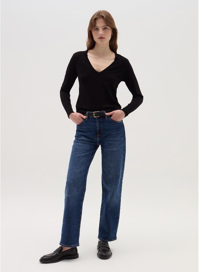 او في اس كنزة بياقة على شكل حرف - Image 1