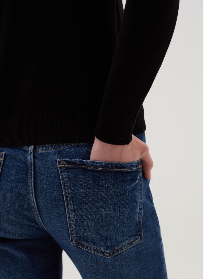 او في اس كنزة بياقة على شكل حرف - Image 4