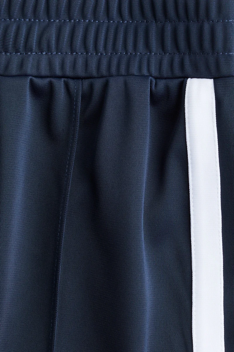 اتش اند ام شورت مخطط على الجوانب