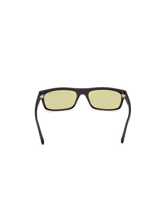 GUESS نظارات شمسية بلاستيكية من غس مع حماية من الأشعة فوق البنفسجية GU0027601A57 - Image 4