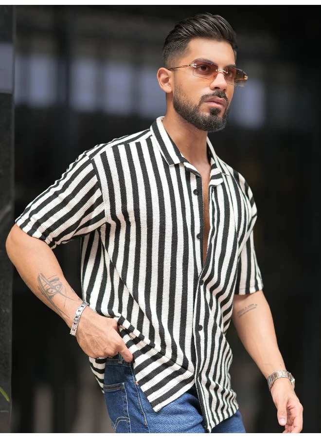 مانياك قميص رجالي مخطط بياقة وأكمام 3/4 باللونين الأبيض والأسود من وافل محبوك