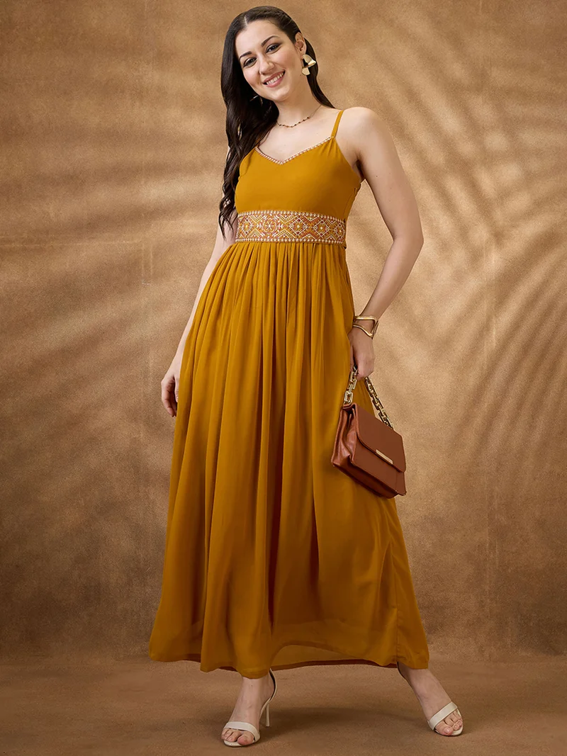 جلو باص فستان ماكسي نسائي بلون الخردل بياقة على شكل حرف  وأشرطة على الكتف من الشيفون مع تفاصيل ربط وحزام مطرز