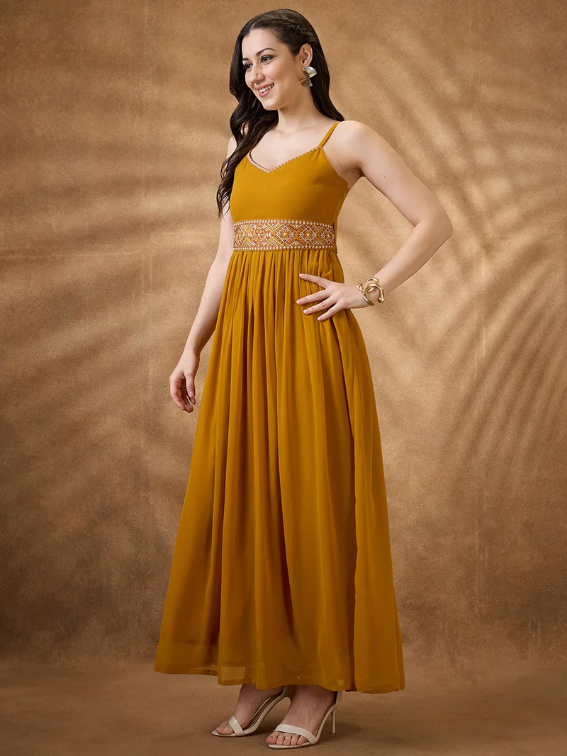 جلو باص فستان ماكسي نسائي بلون الخردل بياقة على شكل حرف  وأشرطة على الكتف من الشيفون مع تفاصيل ربط وحزام مطرز