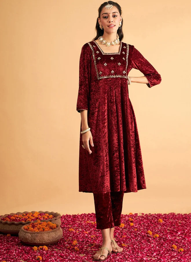 ساسافراس كرتا أناركالي مطرز للنساء باللون العنابي