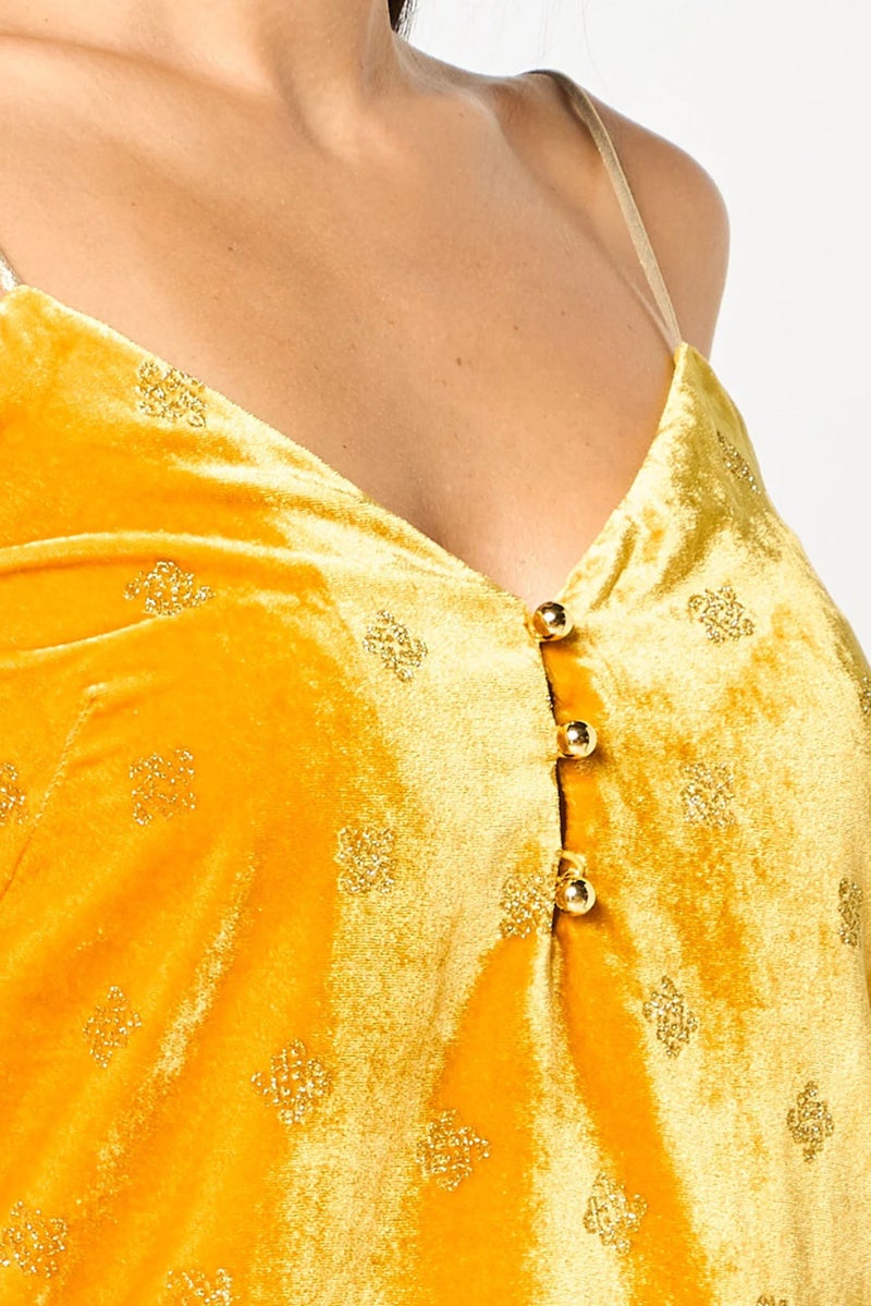 PINKO بلوزة نسائية بدون أكمام على شكل حرف V معدنية، خردل - Image 5