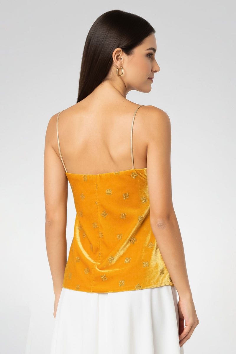 PINKO بلوزة نسائية بدون أكمام على شكل حرف V معدنية، خردل - Image 4