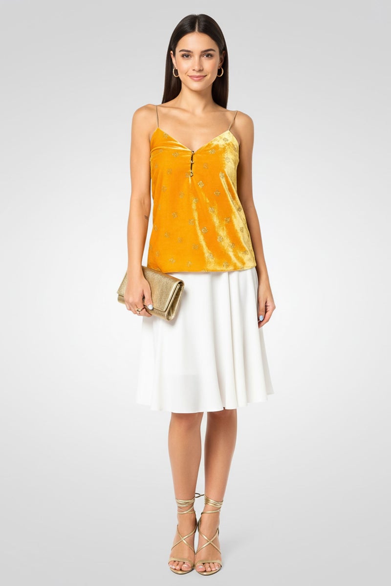 PINKO بلوزة نسائية بدون أكمام على شكل حرف V معدنية، خردل - Image 1