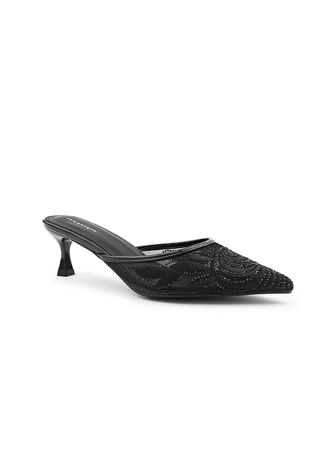 أيقون Stylish heel shoes with elegant two-tone finish.