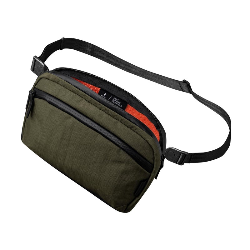 ALPAKA حقيبة صغيرة ALPAKA Flight Sling 2L للرجال للسفر خفيفة الوزن، محمولة، قابلة للتعبئة، مع حزام كتف سريع الإطلاق - مزودة بسلسلة مفاتيح مدمجة - مقاومة للعوامل الجوية، أخضر Axoflux 400 - Image 1