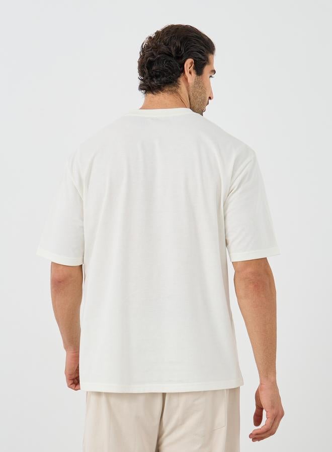 ستايلي تيشيرت ستايلي بطبعة شعار، بياقة دائرية، مقاس واسع - Image 4