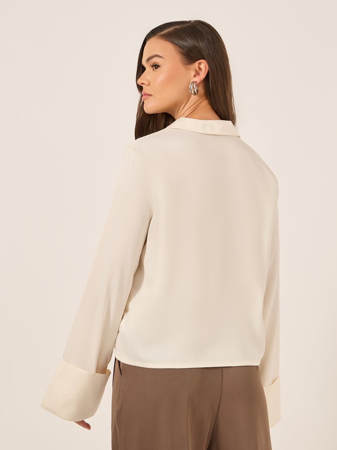 Styli Styli Oversized Spread Collar Shirt with Tie-Up Detail - Image 4