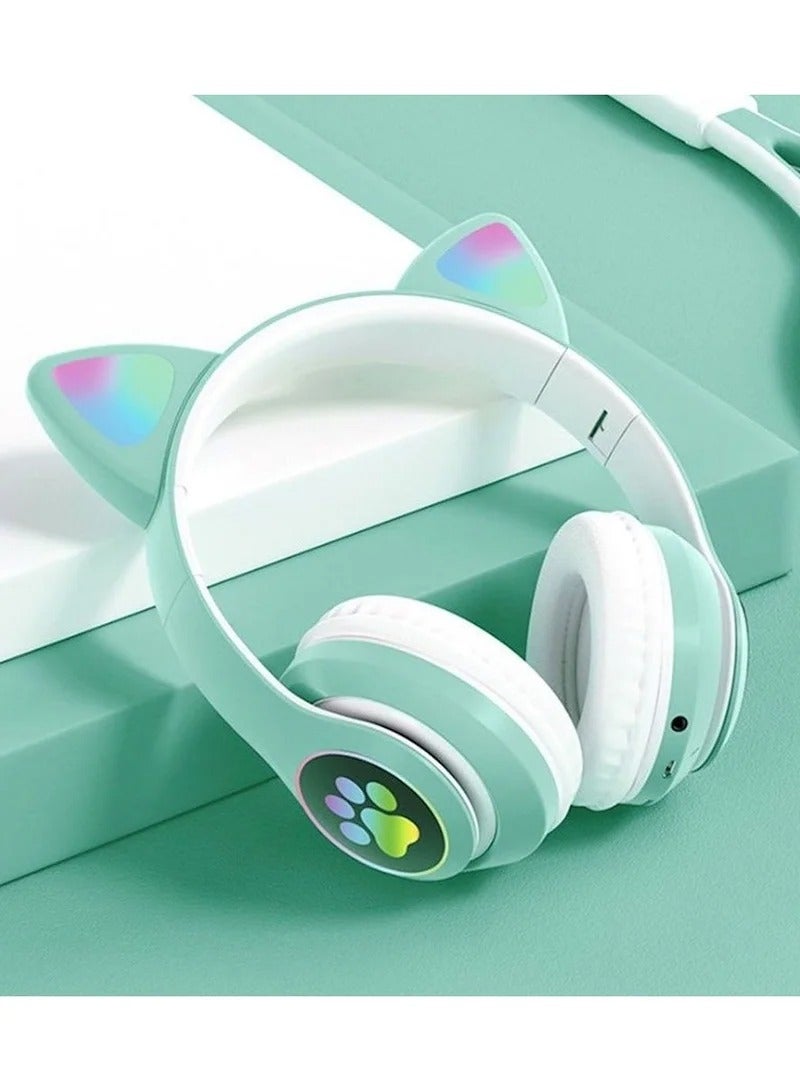 سماعات رأس للأطفال مزودة بميكروفون/إضاءة LED RGB، سماعات بلوتوث بتصميم أذن قطة، تحديد مستوى الصوت 94 ديسيبل، سماعات ستيريو قابلة للطي تغطي الأذن بالكامل للأطفال، مناسبة للأجهزة اللوحية/المدرسة/أجهزة iPad/الهواتف الذكية (أخضر) - Image 4