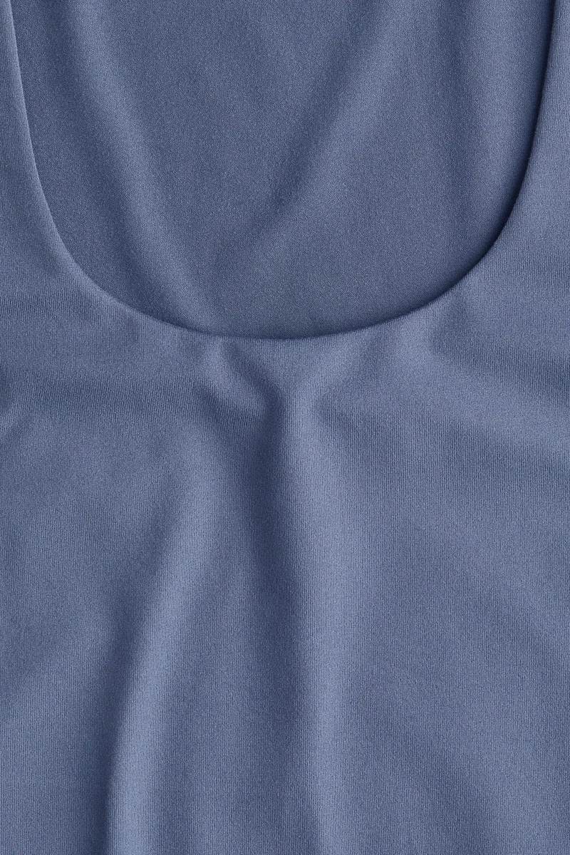 اتش اند ام بلوزة بقبة مربعة