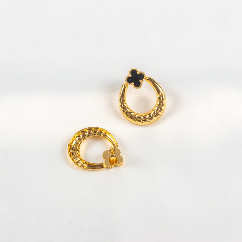 حلق أستانليس ستيل ذهبي شكل زهرة البرسيم أسود - Image 2