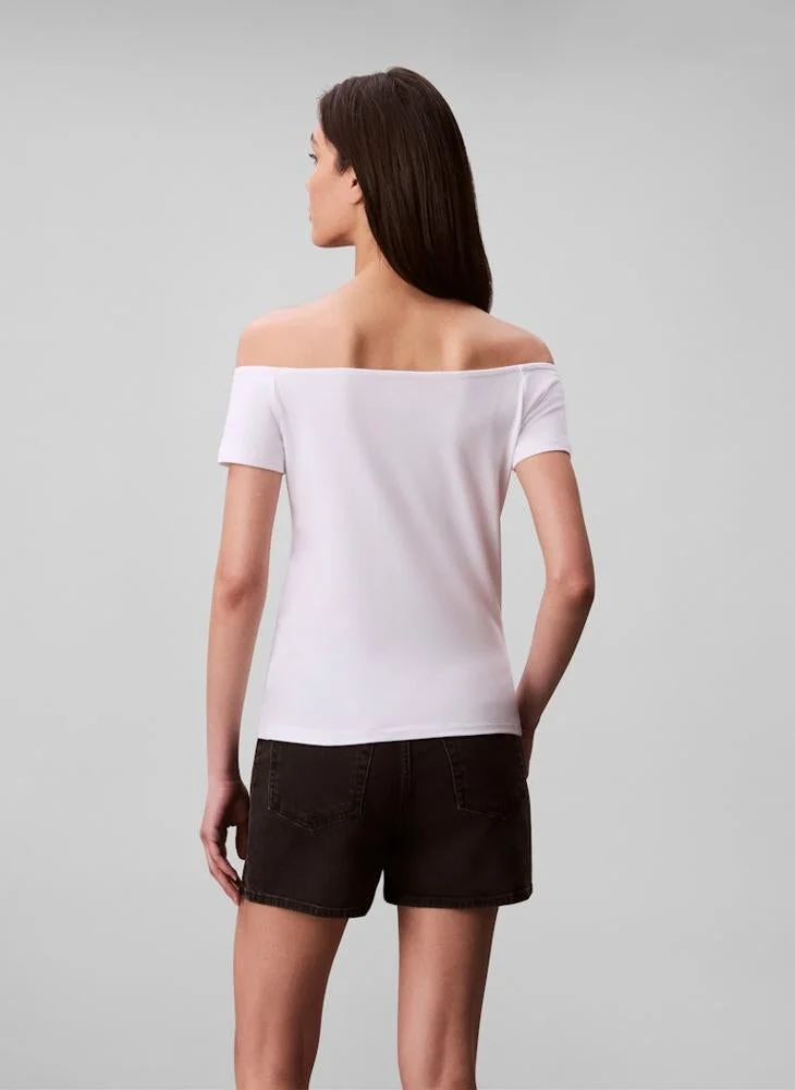 كالفن كلاين جينز بلوزة كتف مكشوف بشعار