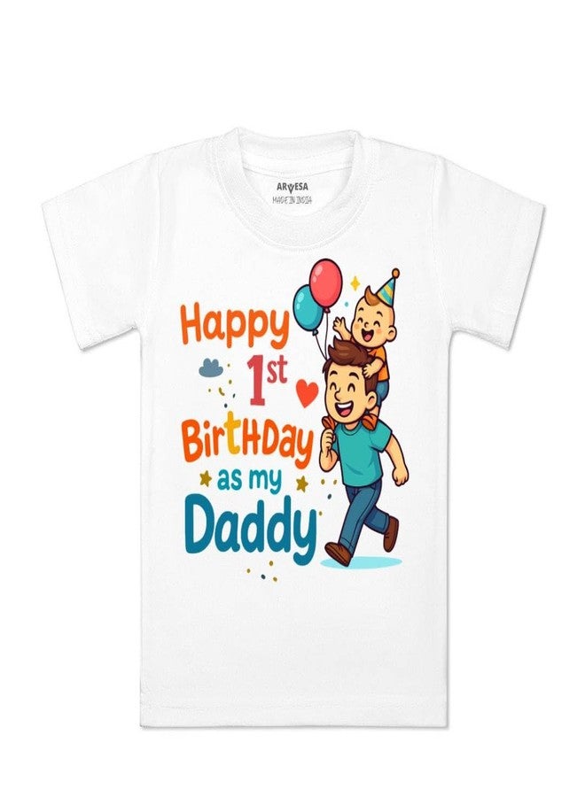 أرفيسا تيشيرت ARVESA Happy First Birthday As My Daddy TS-1838 للأطفال من الجنسين، بأكمام نصفية ورقبة دائرية، متوفر باللون الأبيض الكلاسيكي، مناسب للأطفال من عمر شهر إلى 6 سنوات. - Image 1