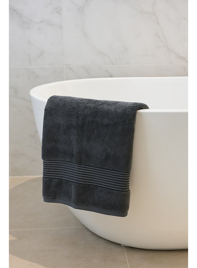 أيه زيد أم منشفة استحمام فاخرة قطن 100% قطعة واحدة (70 × 140 سم) – 550 جرام/م– امتصاص عالي وتجف بسرعة – مثالية للحمام – لون رمادي - Image 1