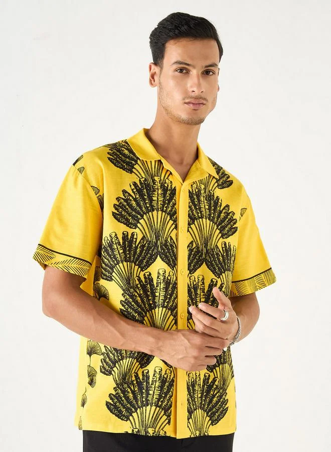 سبلاش فيڤ قميص بقصة مريحة بطبعة أوراق شجر وياقة كامب