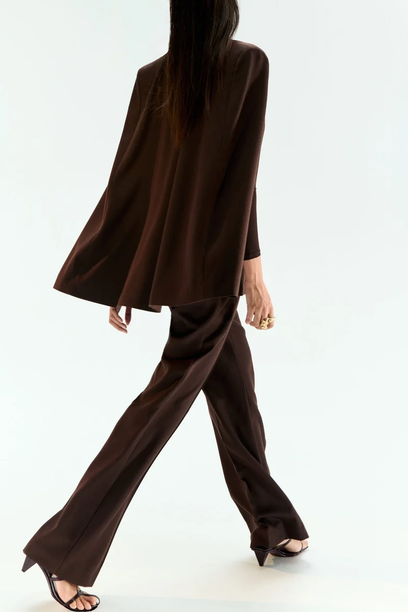 اتش اند ام بنطلون واسع مزيّن بكسرات على الساقين