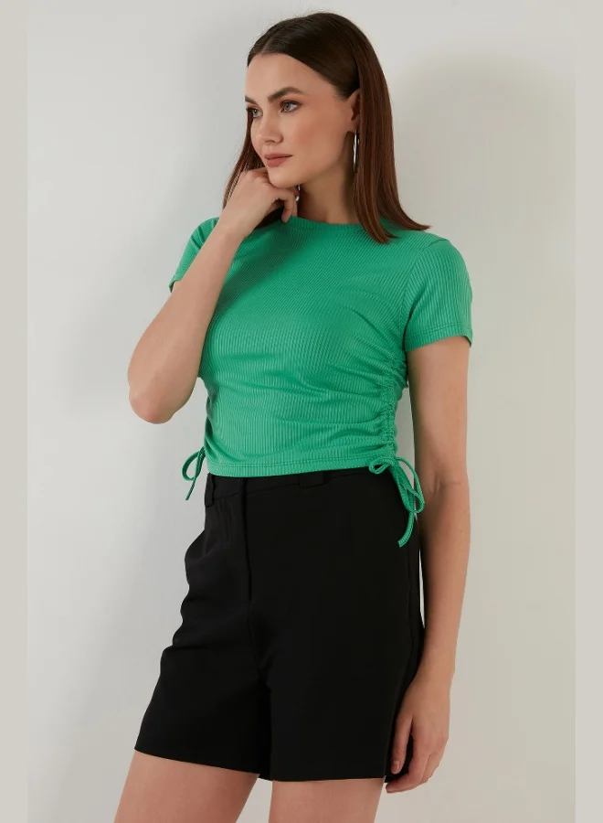 ليلا بلوزة قصيرة بأكمام قصيرة وكسرات جانبية من ليلا للنساء