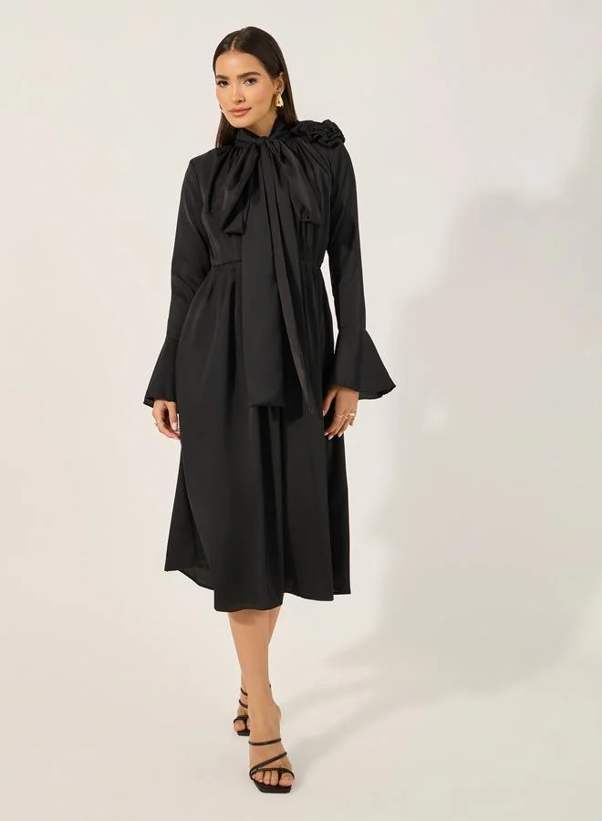 ستايلي فستان ميدي بأكمام جرس مع تفاصيل ربطة